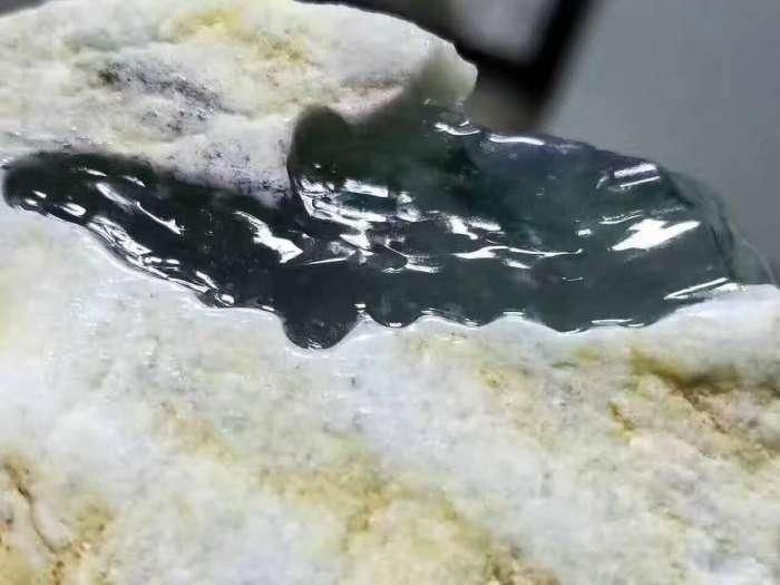 飘花翡翠原石,满绿翡翠和高冰飘花翡翠-第1张图片-翡翠网 飘花翡翠原石,满绿翡翠和高冰飘花翡翠-第1张图片-翡翠网