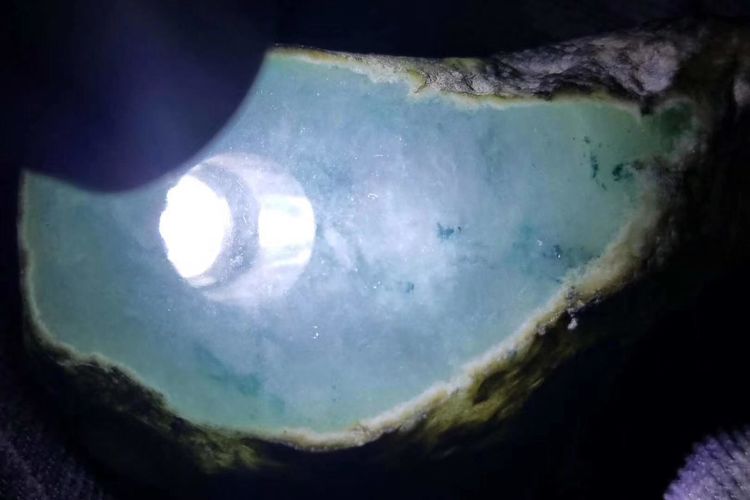 飘花翡翠原石,满绿翡翠和高冰飘花翡翠-第2张图片-翡翠网 飘花翡翠原石,满绿翡翠和高冰飘花翡翠-第2张图片-翡翠网