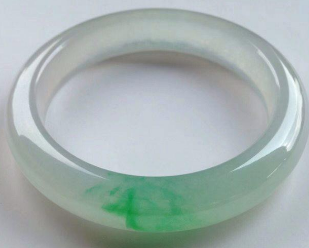 翡翠手镯越戴越浑浊玉手镯为什么戴后变黑-第2张图片-翡翠网