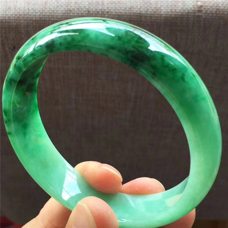 精品翡翠手镯,各种翡翠价格一览表-第1张图片-翡翠网 精品翡翠手镯,各种翡翠价格一览表-第1张图片-翡翠网