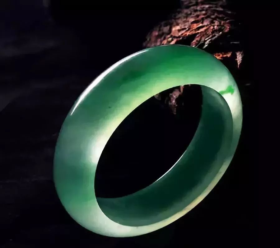 精品翡翠手镯,各种翡翠价格一览表-第2张图片-翡翠网 精品翡翠手镯,各种翡翠价格一览表-第2张图片-翡翠网