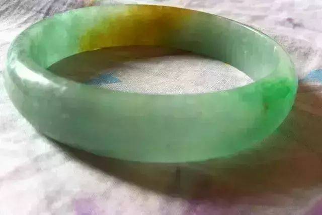怎么看翡翠镯子,老翡翠彩色手镯-第1张图片-翡翠网 怎么看翡翠镯子,老翡翠彩色手镯-第1张图片-翡翠网