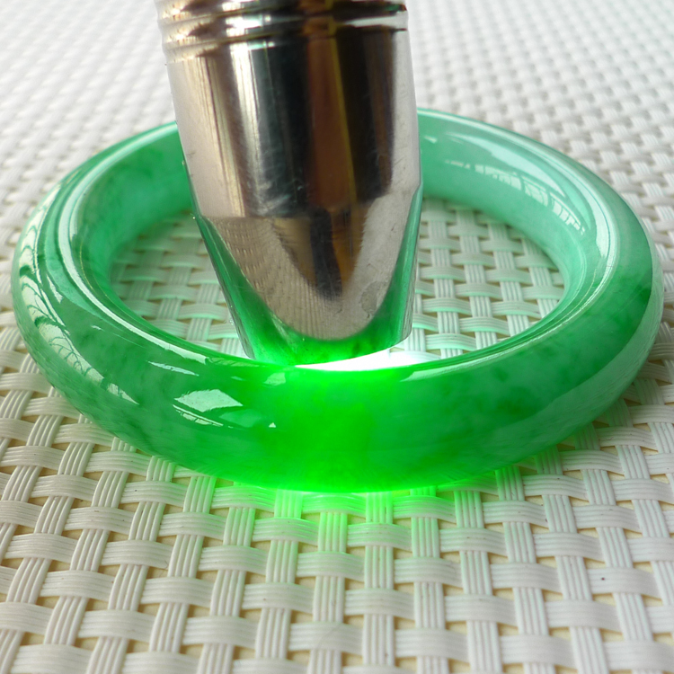 冰种正阳绿翡翠手镯视频大全正阳绿色圆条翡翠手镯-第1张图片-翡翠网 冰种正阳绿翡翠手镯视频大全正阳绿色圆条翡翠手镯-第1张图片-翡翠网