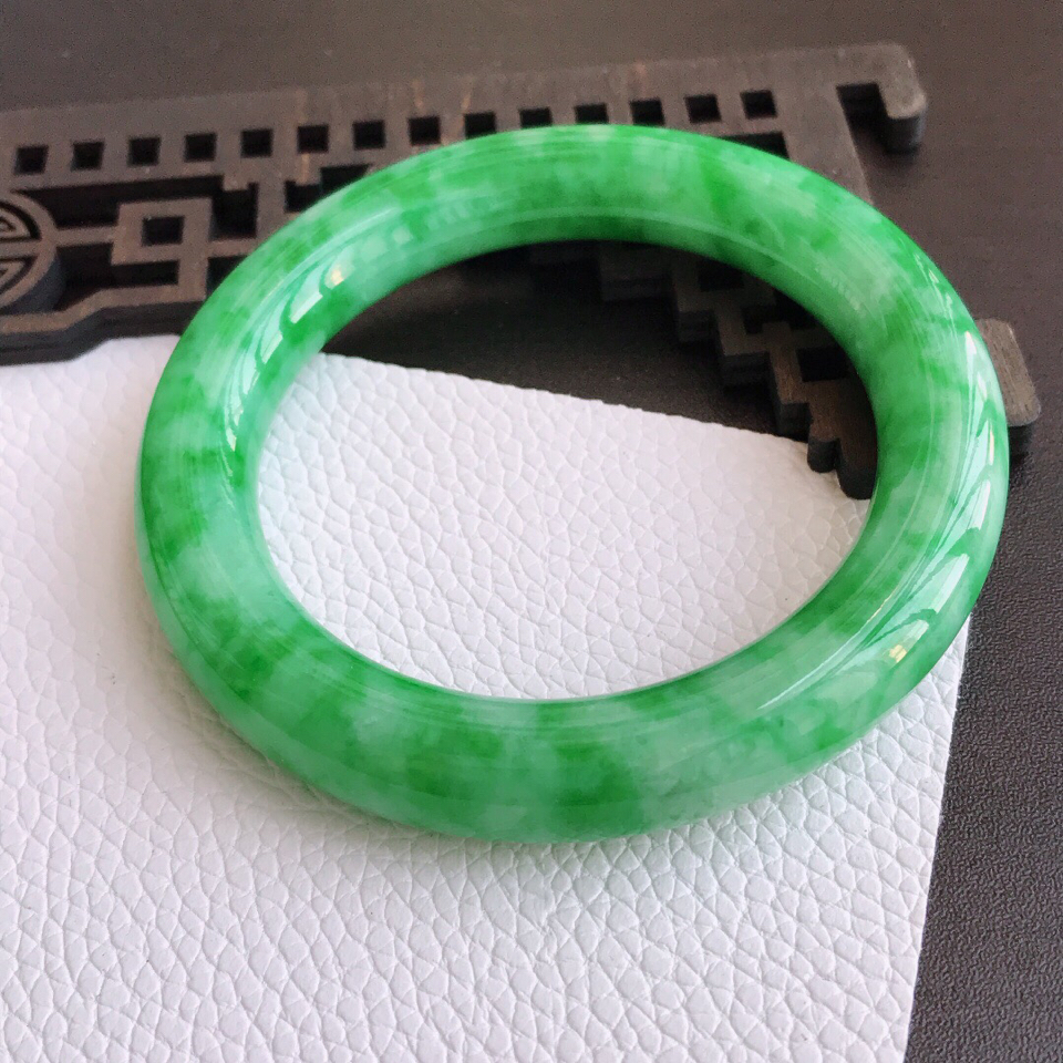 冰种正阳绿翡翠手镯视频大全正阳绿色圆条翡翠手镯-第2张图片-翡翠网 冰种正阳绿翡翠手镯视频大全正阳绿色圆条翡翠手镯-第2张图片-翡翠网