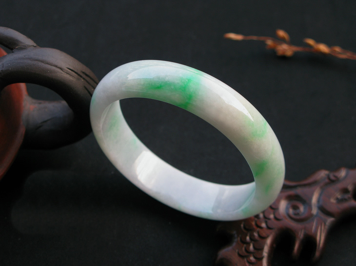 白翡翠手镯有没有不透明的玉手镯什么玉最好-第2张图片-翡翠网 白翡翠手镯有没有不透明的玉手镯什么玉最好-第2张图片-翡翠网