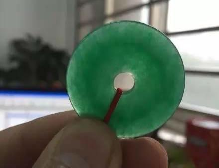 翡翠手镯知识,真玉和假玉在灯光下有啥区别-第1张图片-翡翠网