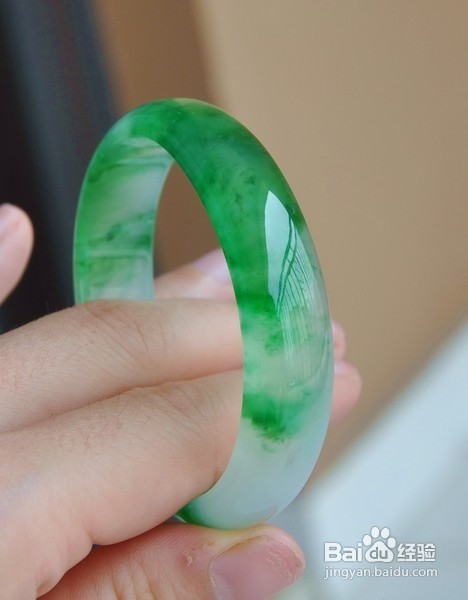 翡翠手镯知识,真玉和假玉在灯光下有啥区别-第2张图片-翡翠网
