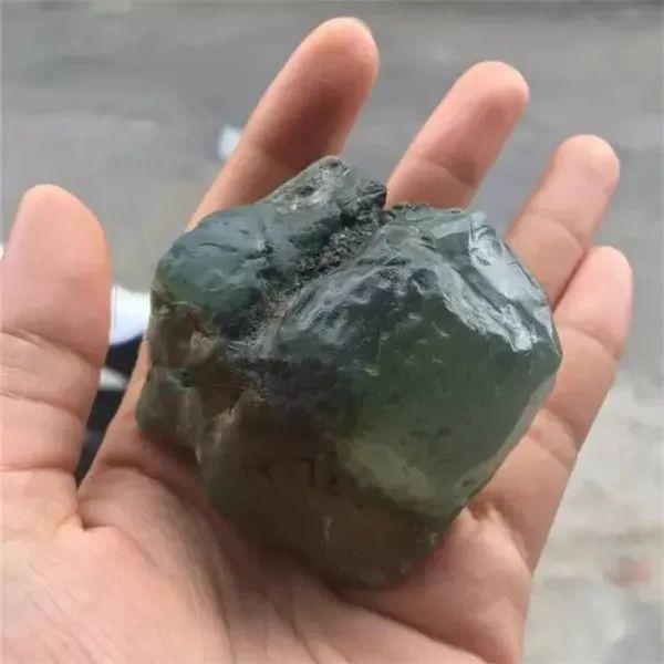 翡翠原石产地是哪里高冰翡翠原石介绍-第2张图片-翡翠网 翡翠原石产地是哪里高冰翡翠原石介绍-第2张图片-翡翠网