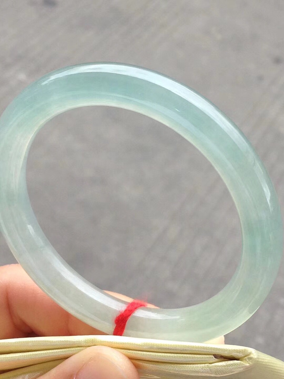 翡翠手镯不圆,怎么分辨真假翡翠手镯-第2张图片-翡翠网 翡翠手镯不圆,怎么分辨真假翡翠手镯-第2张图片-翡翠网