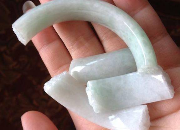 一个翡翠手镯有好几处裂翡翠手镯新裂老裂-第1张图片-翡翠网 一个翡翠手镯有好几处裂翡翠手镯新裂老裂-第1张图片-翡翠网