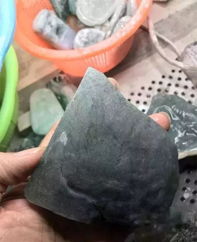 一条线翡翠原石翡翠里面有一条线-第1张图片-翡翠网 一条线翡翠原石翡翠里面有一条线-第1张图片-翡翠网