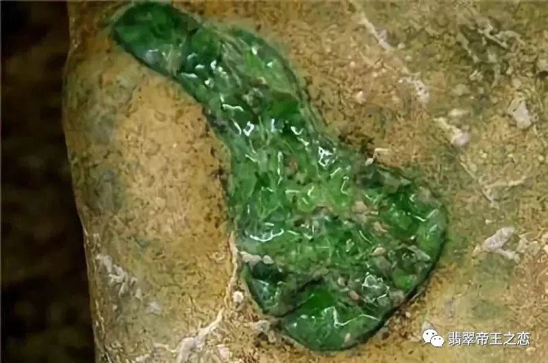 一条线翡翠原石翡翠里面有一条线-第2张图片-翡翠网 一条线翡翠原石翡翠里面有一条线-第2张图片-翡翠网