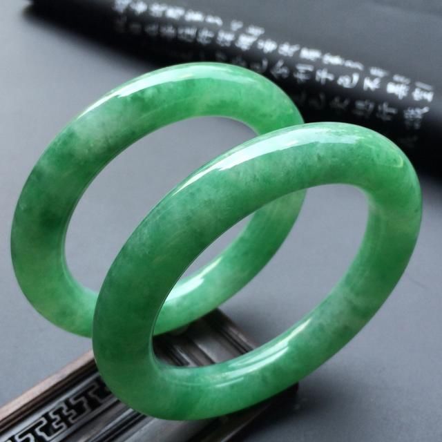 翡翠阳绿手镯,满阳绿手镯图片-第1张图片-翡翠网