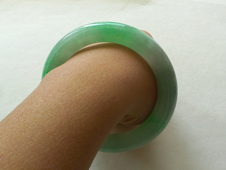 翡翠镯子里面都是冰渣,翡翠手镯打磨不平-第1张图片-翡翠网