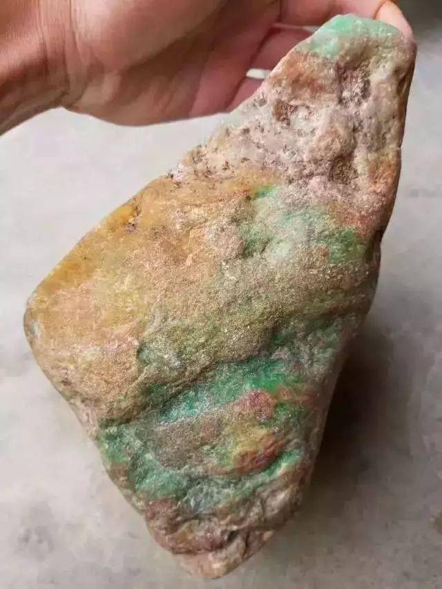 九台翡翠原石剥皮,翡翠原石怎么处理好-第1张图片-翡翠网 九台翡翠原石剥皮,翡翠原石怎么处理好-第1张图片-翡翠网