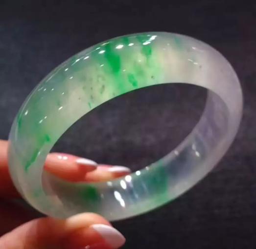 冰种翡翠手镯,妈妈留下的翡翠手镯-第1张图片-翡翠网 冰种翡翠手镯,妈妈留下的翡翠手镯-第1张图片-翡翠网