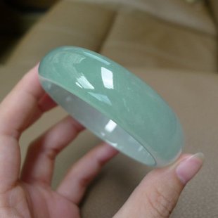 冰种翡翠手镯,妈妈留下的翡翠手镯-第2张图片-翡翠网 冰种翡翠手镯,妈妈留下的翡翠手镯-第2张图片-翡翠网