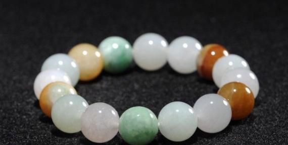 购买翡翠手镯好还是翡翠珠子手串好,女人戴翡翠手串多少颗最好-第1张图片-翡翠网 购买翡翠手镯好还是翡翠珠子手串好,女人戴翡翠手串多少颗最好-第1张图片-翡翠网