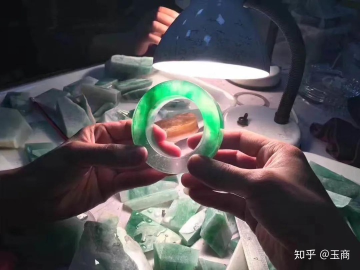 赌翡翠手镯翡翠手镯多少钱-第2张图片-翡翠网 赌翡翠手镯翡翠手镯多少钱-第2张图片-翡翠网