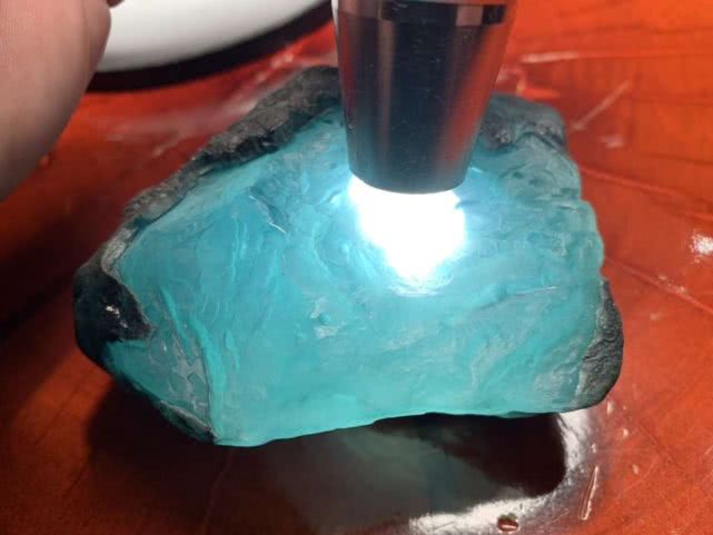 糯种翡翠原石 拍卖品最大的翡翠原石拍卖-第2张图片-翡翠网 糯种翡翠原石 拍卖品最大的翡翠原石拍卖-第2张图片-翡翠网