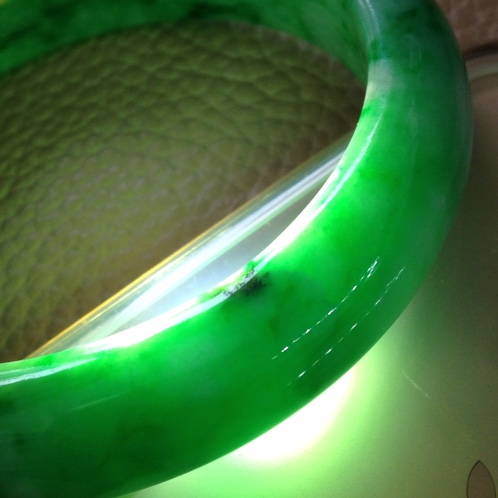 怎么辨别真假翡翠手镯玉镯子怎么分辨真假-第1张图片-翡翠网 怎么辨别真假翡翠手镯玉镯子怎么分辨真假-第1张图片-翡翠网