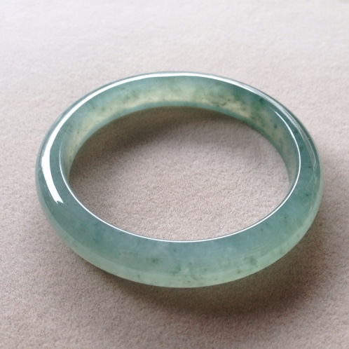 1万左右冰种飘花手镯豆糯种翡翠手镯飘花-第1张图片-翡翠网 1万左右冰种飘花手镯豆糯种翡翠手镯飘花-第1张图片-翡翠网