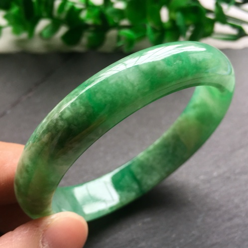 1万左右冰种飘花手镯豆糯种翡翠手镯飘花-第2张图片-翡翠网 1万左右冰种飘花手镯豆糯种翡翠手镯飘花-第2张图片-翡翠网