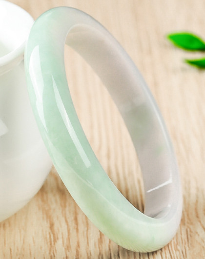 什么是糯种翡翠,春带彩翡翠手镯有石纹-第1张图片-翡翠网 什么是糯种翡翠,春带彩翡翠手镯有石纹-第1张图片-翡翠网