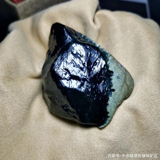 广州墨绿翡翠原石交易,墨绿翡翠的墨绿与深绿-第1张图片-翡翠网 广州墨绿翡翠原石交易,墨绿翡翠的墨绿与深绿-第1张图片-翡翠网