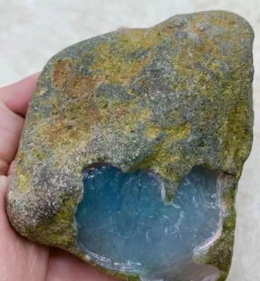 广州墨绿翡翠原石交易,墨绿翡翠的墨绿与深绿-第2张图片-翡翠网 广州墨绿翡翠原石交易,墨绿翡翠的墨绿与深绿-第2张图片-翡翠网