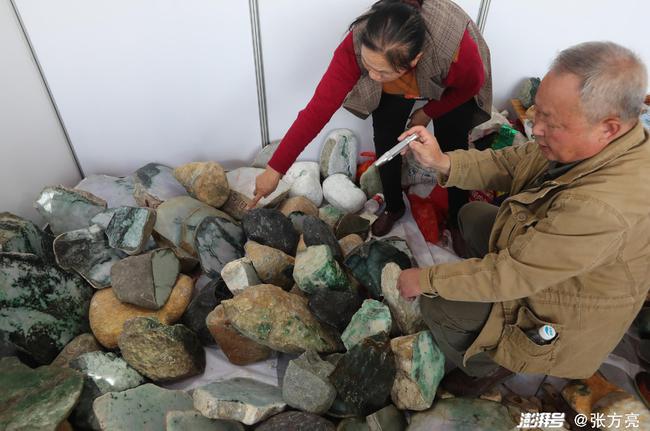 私人上门收购各种原石,翡翠原石收购-第2张图片-翡翠网 私人上门收购各种原石,翡翠原石收购-第2张图片-翡翠网