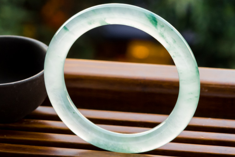 和田玉和翡翠玉哪种对身体更好和田翡翠手镯-第2张图片-翡翠网 和田玉和翡翠玉哪种对身体更好和田翡翠手镯-第2张图片-翡翠网