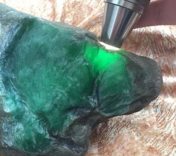 翡翠原石价值,翡翠原石精品切割-第2张图片-翡翠网 翡翠原石价值,翡翠原石精品切割-第2张图片-翡翠网