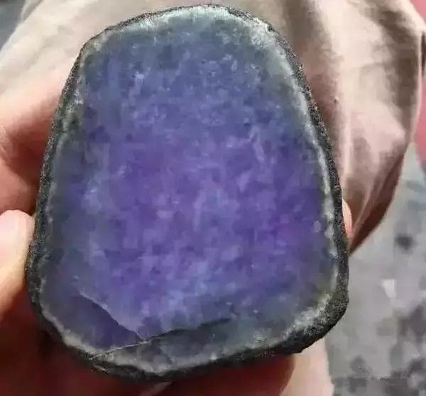 翡翠原石的分类翡翠原石有几种山料-第2张图片-翡翠网 翡翠原石的分类翡翠原石有几种山料-第2张图片-翡翠网