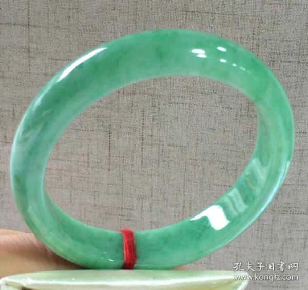 苹果绿翡翠手镯,深绿色翡翠和油绿色翡翠-第2张图片-翡翠网 苹果绿翡翠手镯,深绿色翡翠和油绿色翡翠-第2张图片-翡翠网