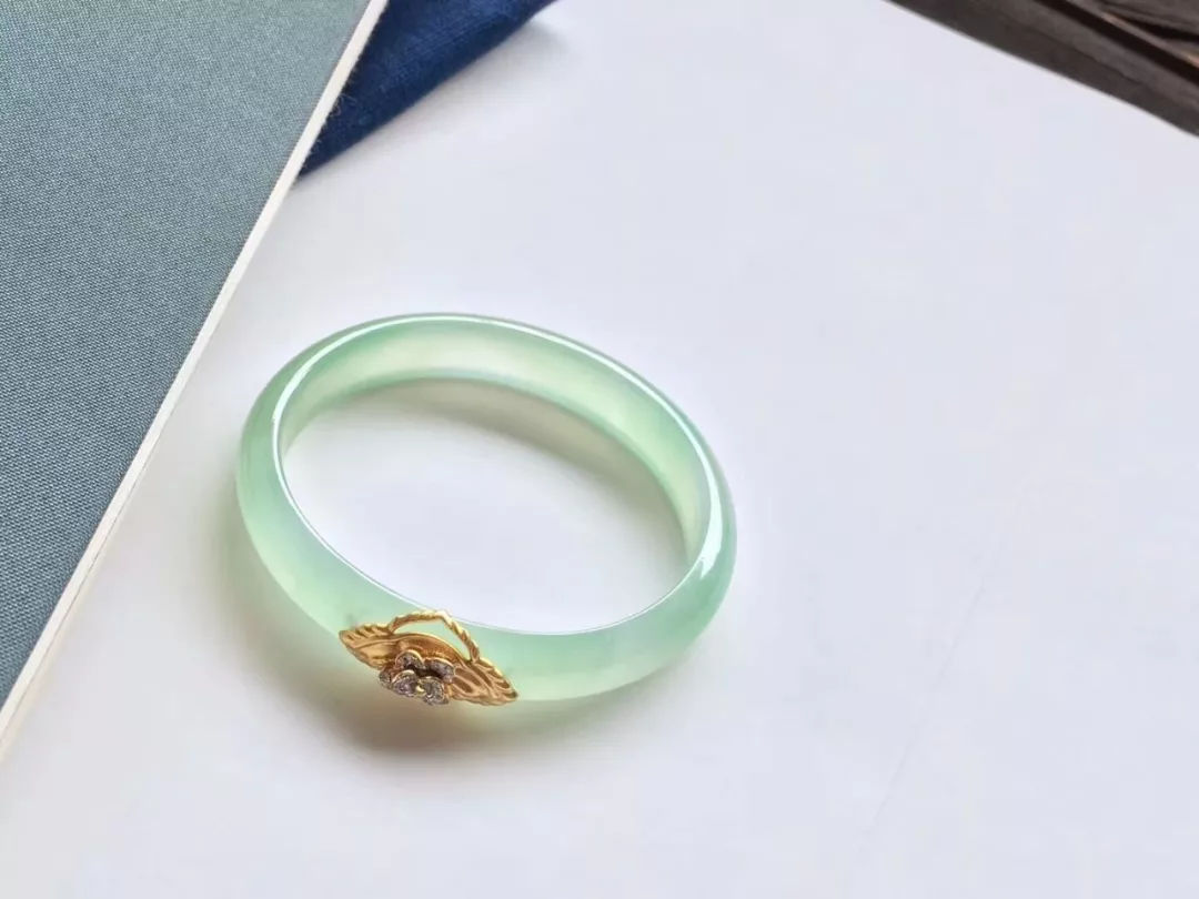 翡翠手镯沙眼会越戴越大吗,翡翠手镯 沙眼-第1张图片-翡翠网 翡翠手镯沙眼会越戴越大吗,翡翠手镯 沙眼-第1张图片-翡翠网