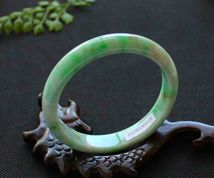 翡翠手镯沙眼会越戴越大吗,翡翠手镯 沙眼-第2张图片-翡翠网 翡翠手镯沙眼会越戴越大吗,翡翠手镯 沙眼-第2张图片-翡翠网