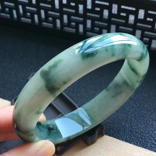 翡翠手镯上有黑斑,翡翠手镯有黑点买不买-第2张图片-翡翠网 翡翠手镯上有黑斑,翡翠手镯有黑点买不买-第2张图片-翡翠网