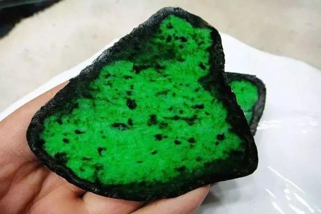 如何买翡翠原石,挑选翡翠的四个口诀-第1张图片-翡翠网 如何买翡翠原石,挑选翡翠的四个口诀-第1张图片-翡翠网