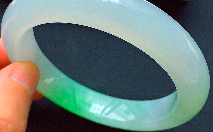 玉镯小了怎么带进去翡翠手镯小豁口-第1张图片-翡翠网 玉镯小了怎么带进去翡翠手镯小豁口-第1张图片-翡翠网