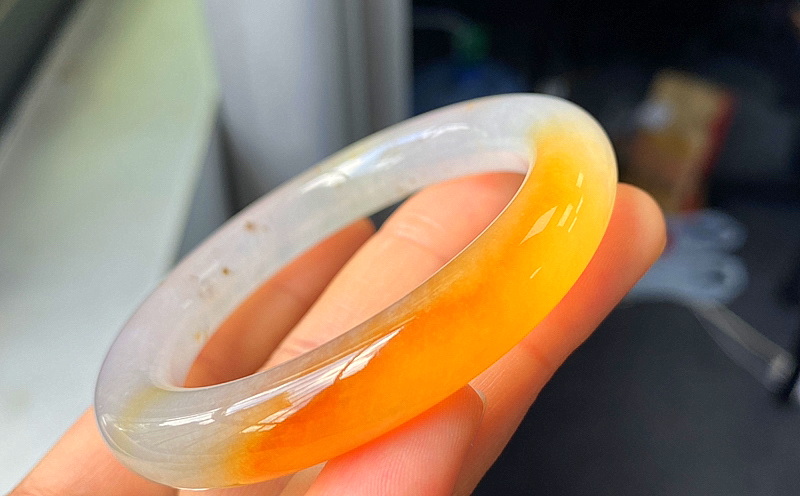 玉镯小了怎么带进去翡翠手镯小豁口-第2张图片-翡翠网 玉镯小了怎么带进去翡翠手镯小豁口-第2张图片-翡翠网