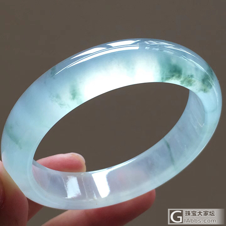 翡翠飘花什么样的最好,翡翠手镯飘花好还是不飘花好-第1张图片-翡翠网 翡翠飘花什么样的最好,翡翠手镯飘花好还是不飘花好-第1张图片-翡翠网