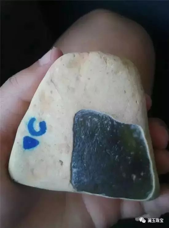 油清翡翠原石打灯表现用灯光怎么看翡翠原石-第1张图片-翡翠网 油清翡翠原石打灯表现用灯光怎么看翡翠原石-第1张图片-翡翠网