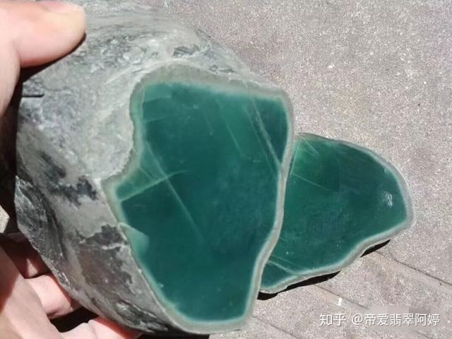 油清翡翠原石打灯表现用灯光怎么看翡翠原石-第2张图片-翡翠网 油清翡翠原石打灯表现用灯光怎么看翡翠原石-第2张图片-翡翠网