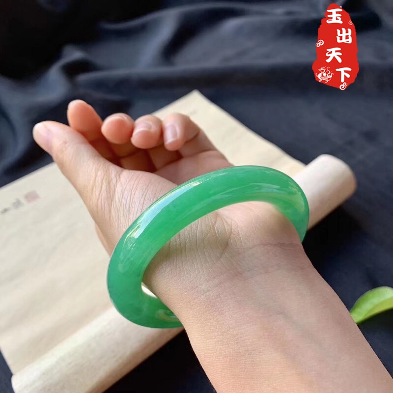 穿越女带翡翠手镯,戴翡翠手镯的女人-第2张图片-翡翠网 穿越女带翡翠手镯,戴翡翠手镯的女人-第2张图片-翡翠网