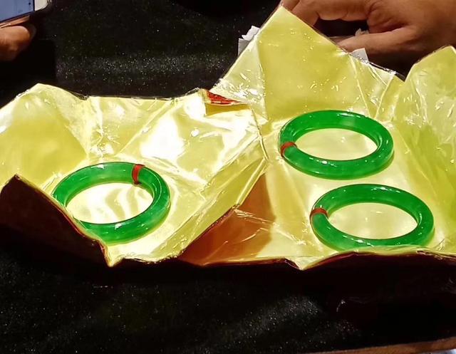 关于翡翠手镯的加工的信息-第1张图片-翡翠网 关于翡翠手镯的加工的信息-第1张图片-翡翠网