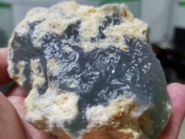 白色糯种翡翠图片翡翠原石白肉里有黑-第2张图片-翡翠网 白色糯种翡翠图片翡翠原石白肉里有黑-第2张图片-翡翠网