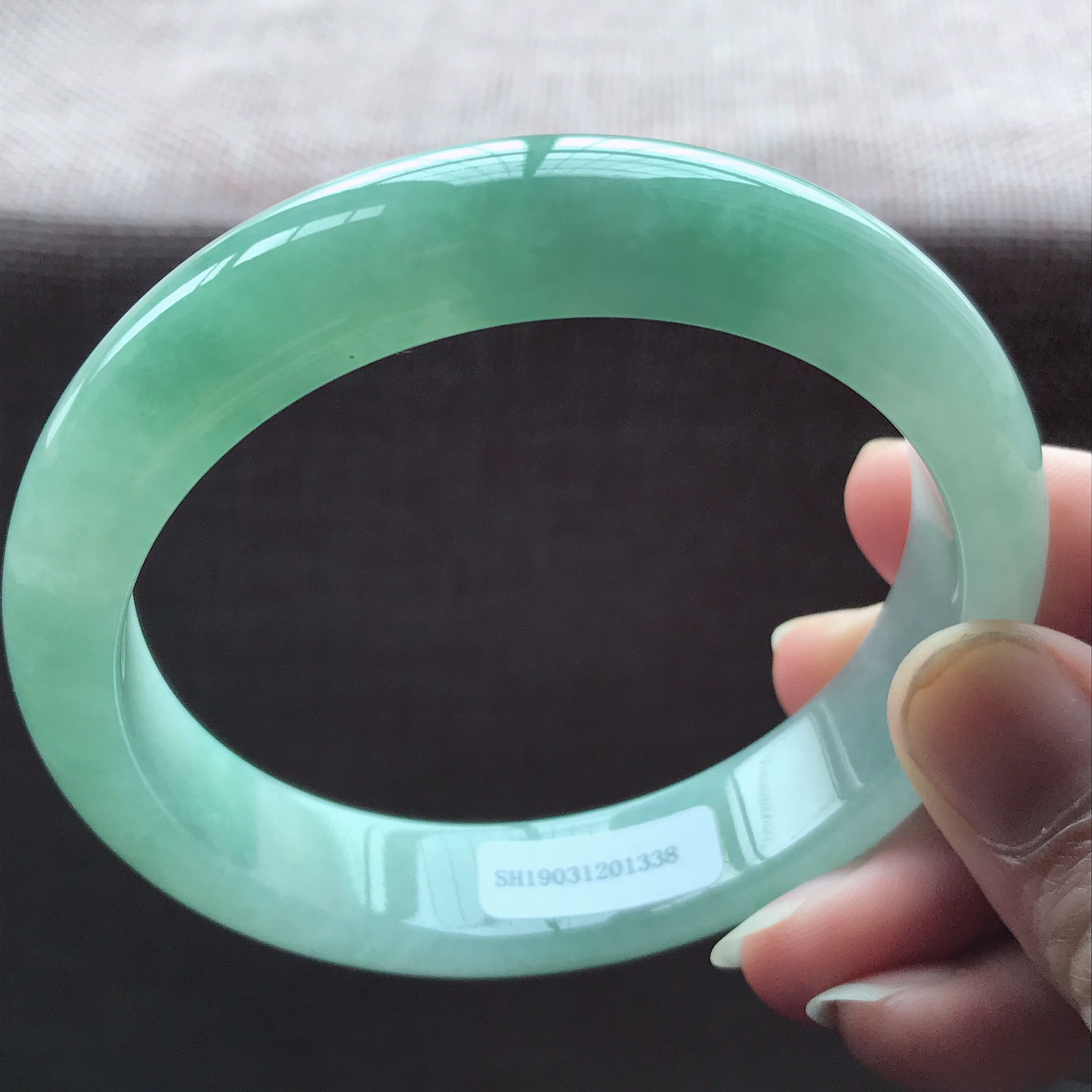 关于糯冰种缅甸翡翠手镯果绿的信息-第2张图片-翡翠网 关于糯冰种缅甸翡翠手镯果绿的信息-第2张图片-翡翠网