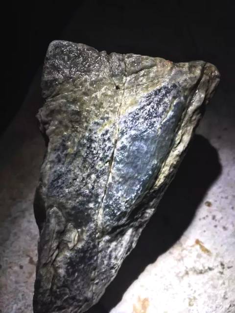 包含翡翠原石的表皮纹路的词条-第1张图片-翡翠网 包含翡翠原石的表皮纹路的词条-第1张图片-翡翠网