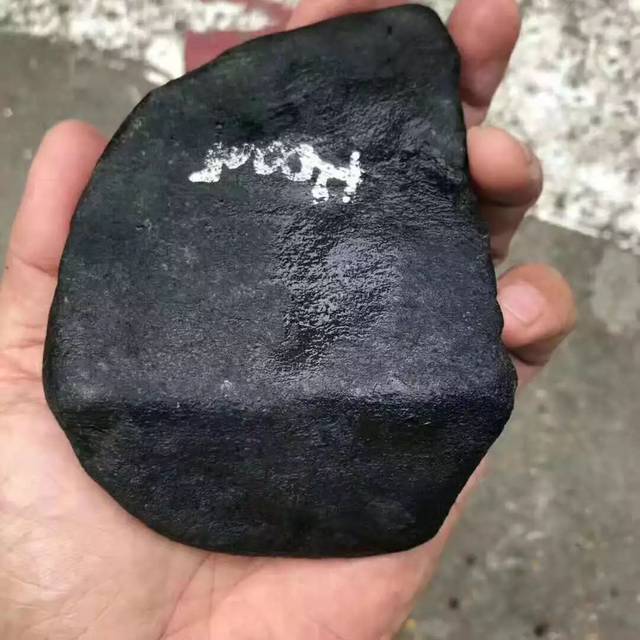 冰晴底的翡翠原石,冰晴的翡翠做什么好呢-第1张图片-翡翠网 冰晴底的翡翠原石,冰晴的翡翠做什么好呢-第1张图片-翡翠网